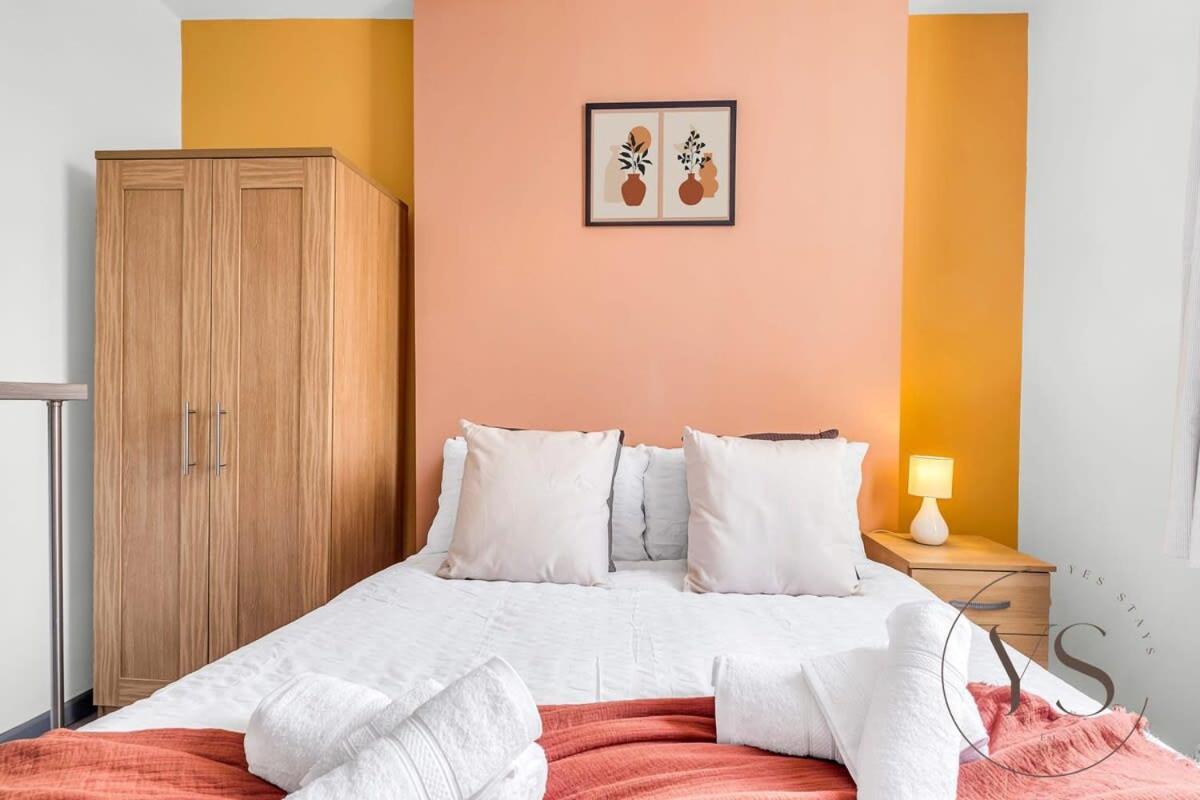 Sienna Longton 1e - Wi-fi, Alton Towers, Netflix * Stoke-on-Trent
